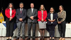 Presidente, juezas y jueces de la Corte Constitucional del Ecuador junto al rector de la UPS P. Juan Cárdenas