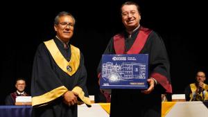 1. Rector de la UPS hace la entrega al director de carrera Arquitectura