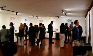 Recorrido por las salas del Museo Oswaldo Muñoz Mariño, donde el público aprecia las maquetas, láminas y proyectos de titulación de “Expo 1:2”.